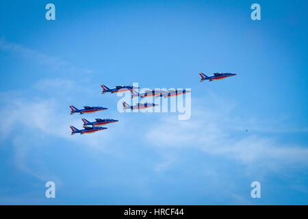 Französische militärische Jet-Flugzeuge in der Luft von Le Bourget Paris Air show, Kunstflug Gruppe Patrouille de France Stockfoto