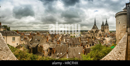 Panorama der alten europäischen Stadt Dächer der traditionellen Häuser in bewölkten Tag erschossen von Wand des Schlosses mit Saint-Nicolas Kirche in Ferne - Blois, Frankreich Stockfoto