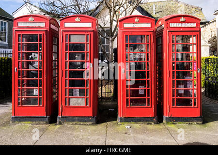 Eine Reihe von vier traditionellen kultigen roten Telefonzellen Truro Stadtzentrum Cornwall UK. Stockfoto