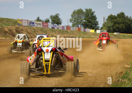 Off-Road Buggy Rennwagen auf staubigen Feldweg von hinten erschossen Stockfoto