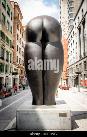 Culis Monumentalibus Skulptur von Eduardo Urculo platziert auf öffentlicher Straße in Oviedo, Asturien, Spanien Stockfoto