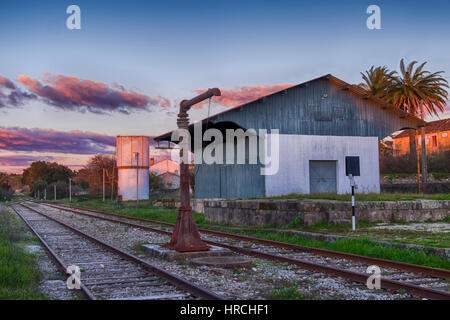 alte Wassermühle Füllsystem für Dampflokomotiven eines kleinen Bahnhofs in Castel de Portugal vide Stockfoto