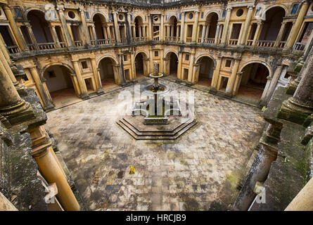 Gut erhaltene Burg - Palast der Templer. Hof von Galerien umgeben. In der Mitte - ein Brunnen mit pool Stockfoto