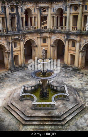Gut erhaltene Burg - Palast der Templer. Hof von Galerien umgeben. In der Mitte - ein Brunnen mit pool Stockfoto
