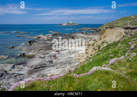 Großbritannien, Cornwall, Godrevy Portreath Heritage Coast, Ansicht von Godrevy Point mit Godrevy Leuchtturm in der Ferne Stockfoto