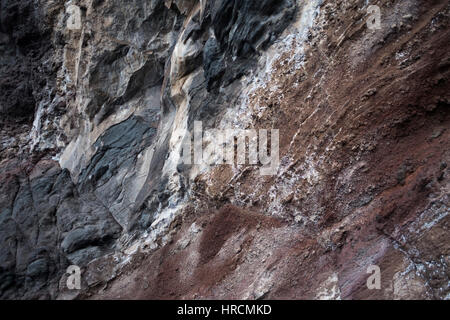 Zerklüftete vulkanische Küste und Felsen am Playa de Nogales in La Palma, Kanarische Inseln, Spanien. La Palma, auch San Miguel De La Palma, ist die am meisten nordwestlicher Kanarische Insel in Spanien. La Palma hat eine Fläche von 706 km2, so dass es die fünftgrößte der sieben Kanarischen Inseln. Stockfoto