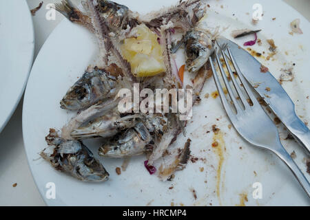 Eine fertige Platte Sardine Knochen auf einem Teller mit Messer und Gabel in La Palma, Kanarische Inseln, Spanien. La Palma, auch San Miguel De La Palma, ist die am meisten nordwestlicher Kanarische Insel in Spanien. La Palma hat eine Fläche von 706 km2, so dass es die fünftgrößte der sieben Kanarischen Inseln. Stockfoto