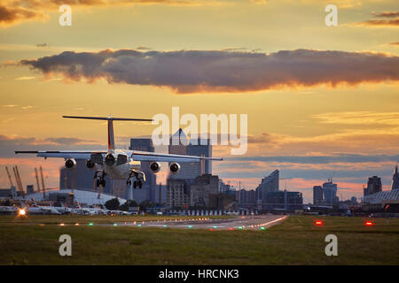 Flugzeug Landung am Flughafen London City Airport Stockfoto