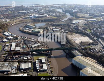 Luftaufnahme von Königin Alexandra Brücke über den Fluss tragen in Sunderland, UK Stockfoto