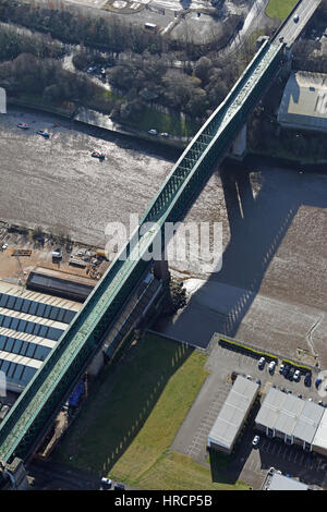 Luftaufnahme von Königin Alexandra Brücke über den Fluss tragen in Sunderland, UK Stockfoto