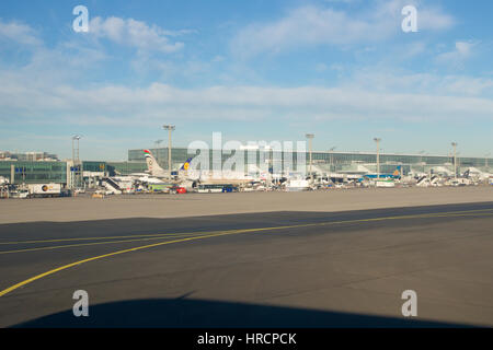 FRANKFURT, Deutschland - 20. Januar 2017: Flugzeuge am Tor in Terminal 1 des Frankfurt International Airport FRA während des Sonnenuntergangs. Terminal 1 wurde im Jahr 1972 fertiggestellt und beherbergt Lufthansa und anderen Star Alliance-Partnern Stockfoto