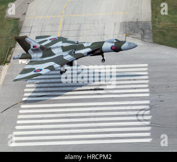 Avro Vulcan B2 Bomber über den Boden. Stockfoto