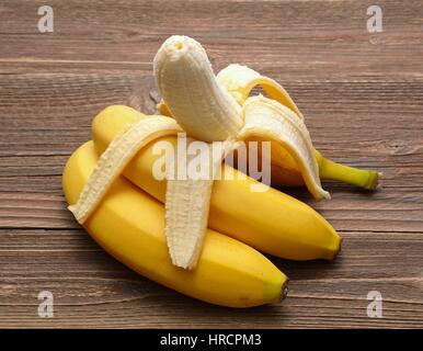 Frische Bananen auf hölzernen Hintergrund Stockfoto