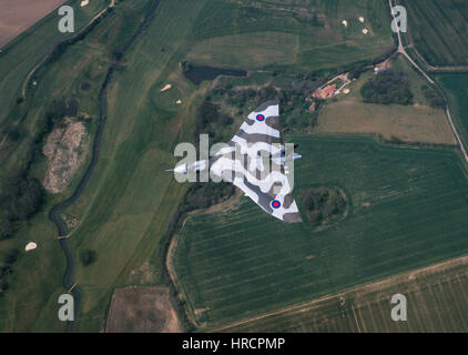 Avro Vulcan B2 Bomber fliegen über die englische Landschaft. Stockfoto