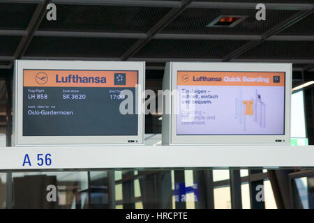 FRANKFURT, Deutschland - 21. Januar 2017: Lufthansa Boarding Gate am Flughafen FRA auf meinem Weg nach Oslo, Abfahrt Bildschirm Stockfoto