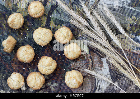 Frische hausgemachte Kekse mit Sesam auf einem rustikalen Tuch Stockfoto