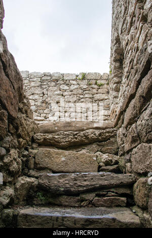 Steinerne Stufen nach unten in die Krypta im Capel lligwy, einer zerstörten Kapelle in der Nähe von rhos lligwy in Anglesey, Nordwales Stockfoto