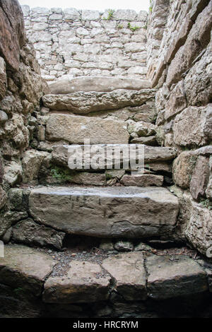 Steinerne Stufen nach unten in die Krypta im Capel lligwy, einer zerstörten Kapelle in der Nähe von rhos lligwy in Anglesey, Nordwales Stockfoto