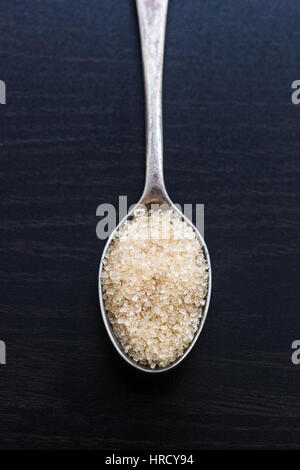 Hohen winkel Nahaufnahme von einem Teelöffel mit braunem Zucker. Stockfoto