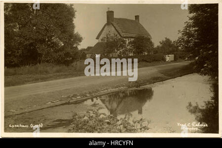 Eine Postkarte von Lyneham, Wiltshire, England, zeigt ein neu eingedecktes Haus, möglicherweise 59 The Green, mit einem charakteristischen Deckmuster, von Fred C. Palmer, einem Fotografen aus Herne Bay, Kent, im späten Frühling oder frühen Sommer um 1930. Stockfoto