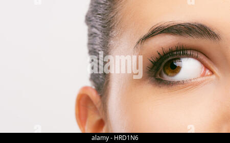 Schöne Frau braune Augen schließen Sie wegschauen Stockfoto