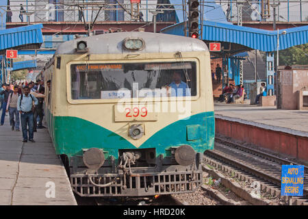 Eine s-Bahn von der Sat-Stadt von Ghaziabad will abgehen Shivaji Brücke Bahnhof zum Stadtzentrum in New Delhi, Indien Stockfoto