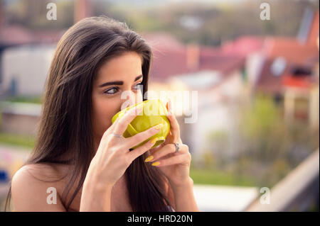 Schöne junge Frau ihren dampfenden Kaffee trinken und beobachten die Decin Stockfoto