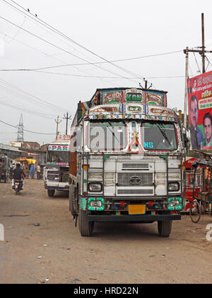 Szene an einem ländlichen Truck Stop im zentralindischen Bundesstaat Madhya Pradesh.There sind viele solcher Dienst hält im ganzen Land Stockfoto