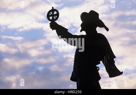 Silhouette der Statue von Samuel de Champlain hält ein Astrolabium, Ottawa, Ontario, Kanada Stockfoto