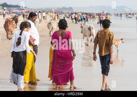 Arabische, Meer, Tourismus, Touristen, Indisch, Familien, Paare, Baden, Tropical, Paradies, Sonnenuntergang, Calangute Baga Beach, Goa, Indien, Indian, Asien, asiatisch, Stockfoto