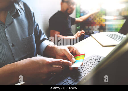 Coworking-Prozess, Unternehmer-Team arbeitet in kreativen Büroräume. Verwendung von digital-Tablette Docking-Tastatur und Laptop mit Smartphone auf Marmor Tisch, Stockfoto