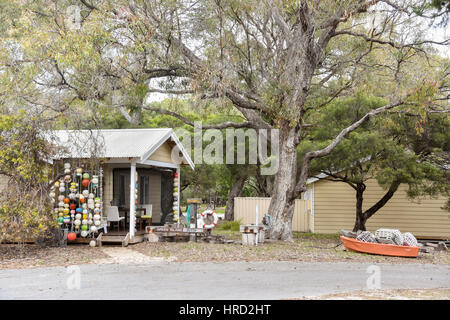 Exterieur des dekorierten Aufbau mit gemalten marine Bojen und Krebse fallen im Boot auf Rasen auf Rottnest Island in Western Australia. Stockfoto