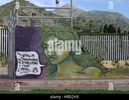 Spanisches anarchistisches Graffiti in einem Skatepark in Nerja, Málaga, Andalusien, Spanien Stockfoto