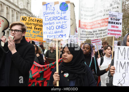 Ein junger Muslim Student Demonstrant hält ein Plakat lesen: "dieser Planet ist für alle, die Grenzen sind für niemand! Es geht um Freiheit Stockfoto