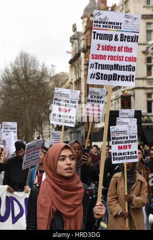 Ein junger Muslim Student Demonstrant hält eine Plakat-Lesung: Trump & Brexit - 2 Seiten einer Medaille rassistisch. #TrumpMustGo #StopBrexit Stockfoto
