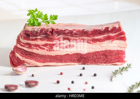 Rohe Briskets isoliert auf weiss Stockfoto