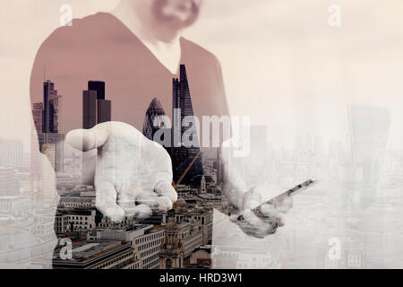 Doppelbelichtung Designer Hand einen imaginären Taste halten, Smartphone, digitale Grafik virtuelle Bildschirmsymbole, Kanal, Diagramm, London Architektur Stockfoto