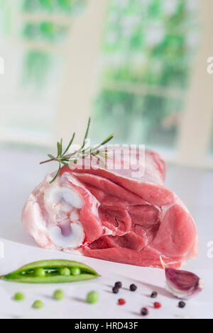 Ungekochte organische Hock Lammfleisch in Küche Stockfoto