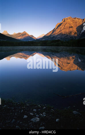 Mount Kidd spiegelt sich in Keil Teich, Kananaskis Country, Alberta, Kanada Stockfoto