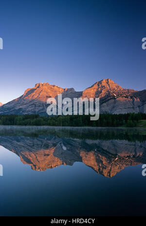 Mount Kidd spiegelt sich in Keil Teich, Kananaskis Country, Alberta, Kanada Stockfoto