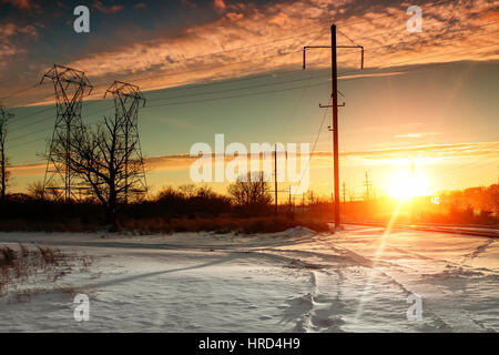 Winterliche Landschaft mit Wald, Felsen und Sonnenuntergang Stockfoto