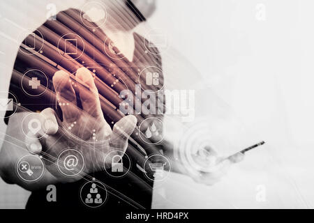 Doppelbelichtung Designer Hand einen imaginären Taste halten, Smartphone, digitale Grafik virtuelle Bildschirmsymbole, Diagramm, Diagramm, London Merkmal Stockfoto