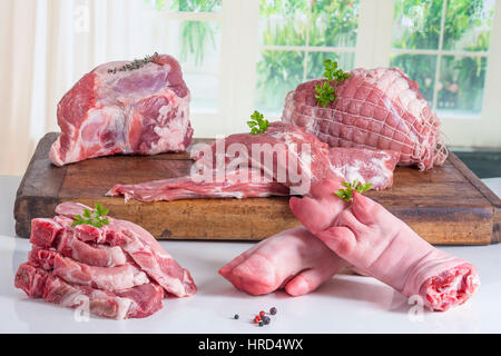 Rohe treffen Stück Präsentation von einem Bucher-shop Stockfoto