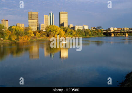 Blick auf den Central Business District spiegelt sich in den Red River, Winnipeg, Manitoba, Kanada Stockfoto