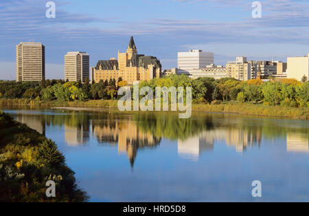 Blick auf den Central Business District spiegelt sich in dem North Saskatchewan River, Saskatoon, Saskatchewan, Kanada Stockfoto