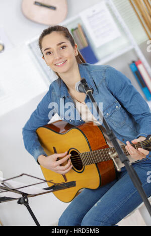 Teen junge Musiker spielen auf der akustischen Gitarre Stockfoto