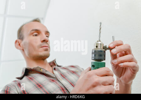 Builder Holding Bohrmaschine Stockfoto