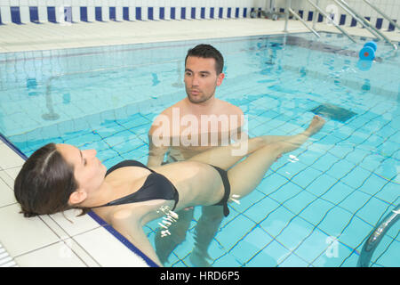 Man Betrieb Frau flott im Schwimmbad Stockfoto