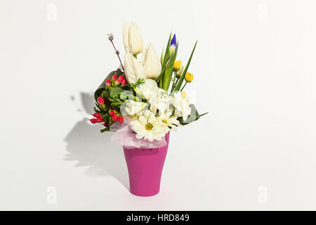 bunte Blumen Strauß Tulpen, Chrysanthemen, rote Hypericums und Iris in Vase isoliert auf weißem Hintergrund Stockfoto