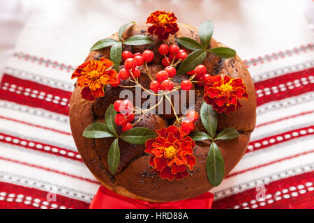 Traditionelle Hochzeit ukrainischen Brot Korovai mit Blumen, Hochzeit Brotlaib mit Dekoration. Traditionelle Hochzeit Brot. Hochzeit Laib Brot Stockfoto